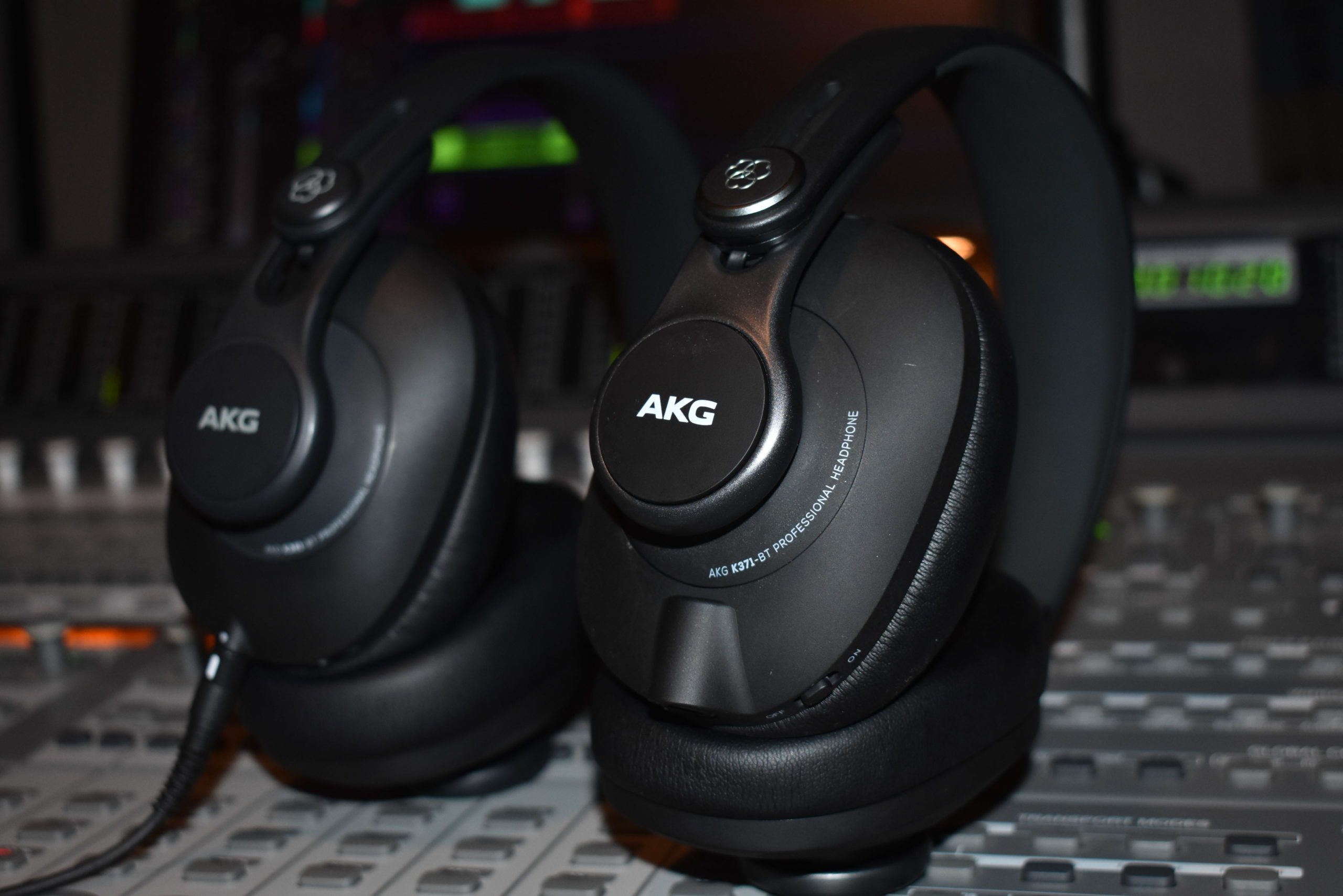 ワイヤレスでも有線でも使える！ハイブリッドなAKGのモニター