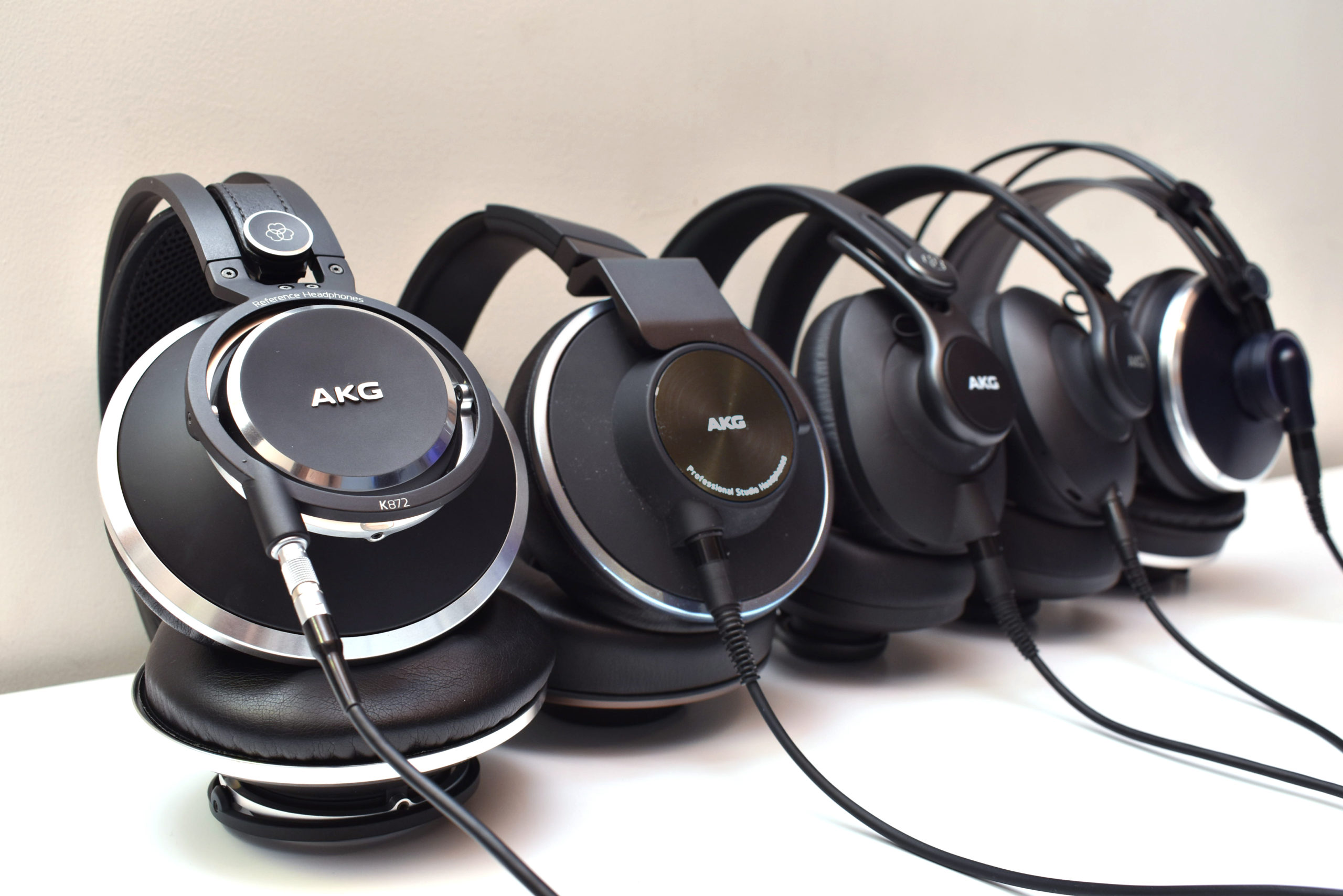 モニタリング環境を進化させるAKGの密閉型モニターヘッドホン全5機種を
