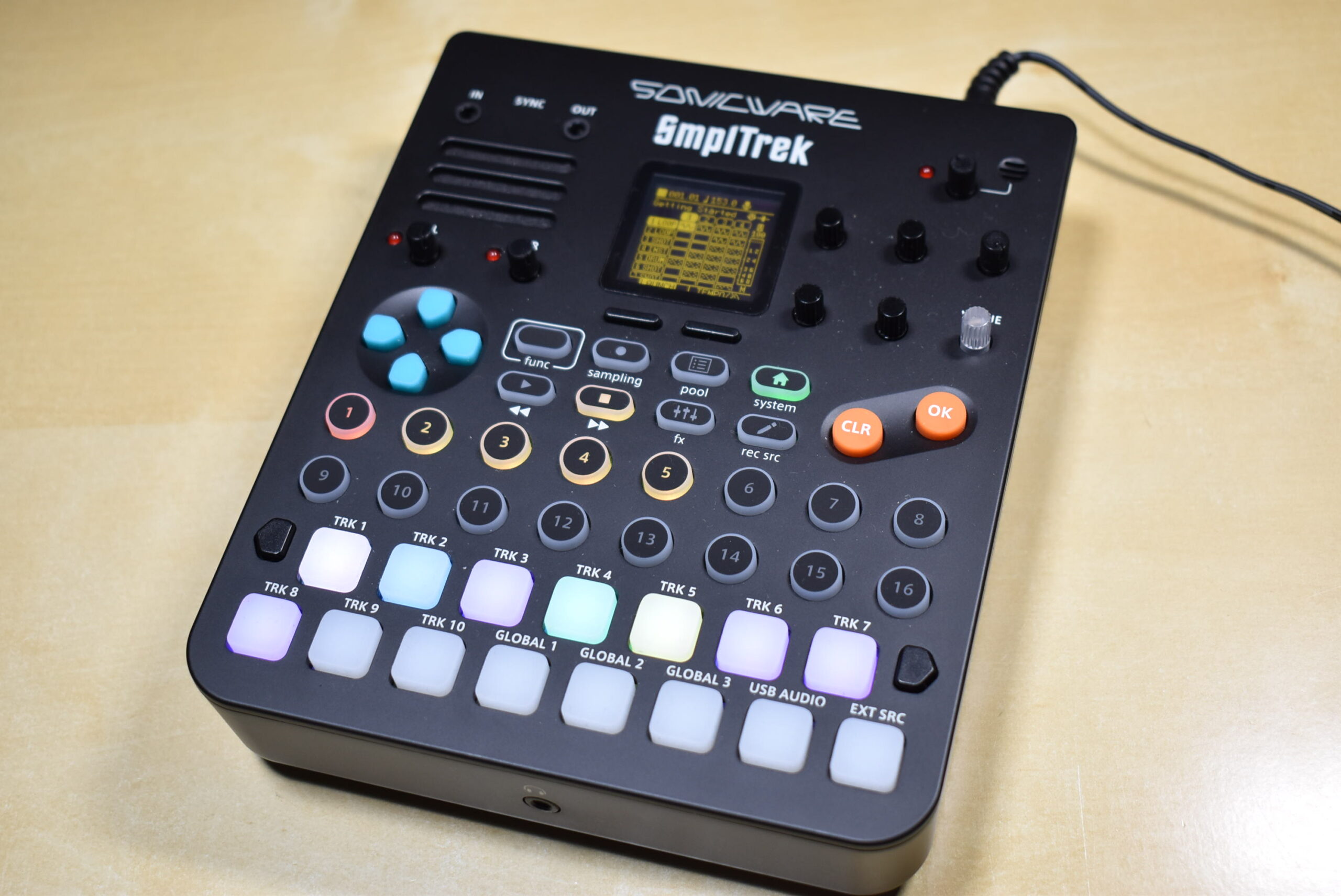 ゲームボーイ風のDAWマシン、SmplTrekが2.0にバージョンアップ！外で