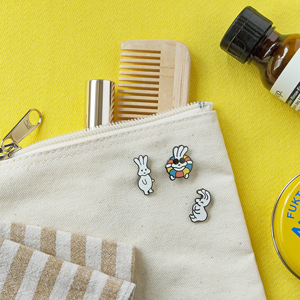 バムとケロ おじぎちゃんピンバッヂ | 絵本ナビ | グッズ・通販