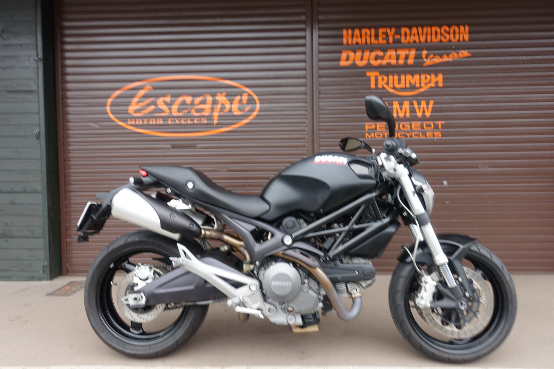 DUCATI モンスター696 マットブラック | Escape Bike