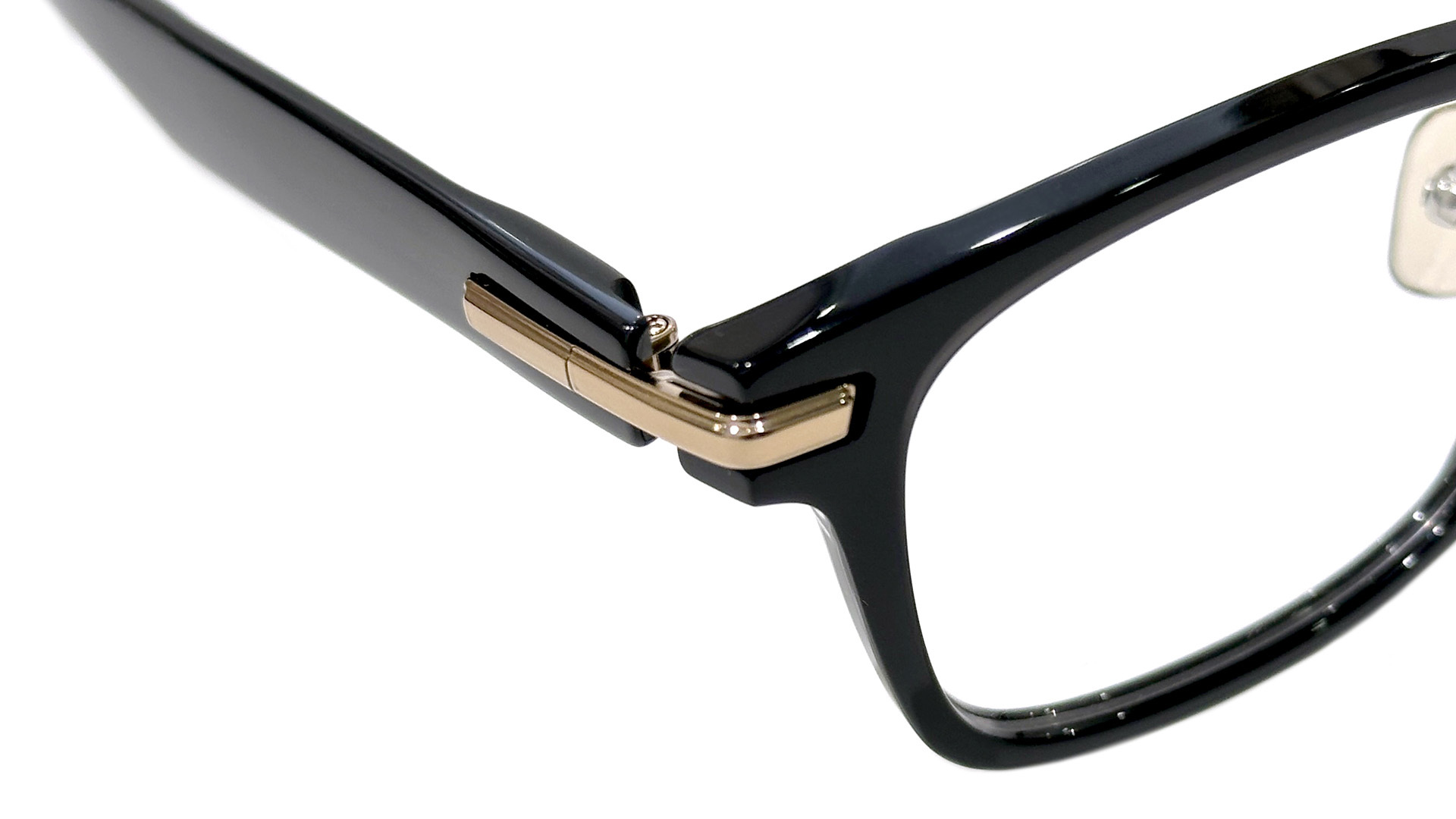 クラシックの中にエッジの効いたスタイルが共存。999.9 新作眼鏡