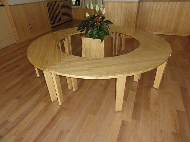 ドーナツテーブル・4分割｜木製製品（机・イス・棚・木のおもちゃ