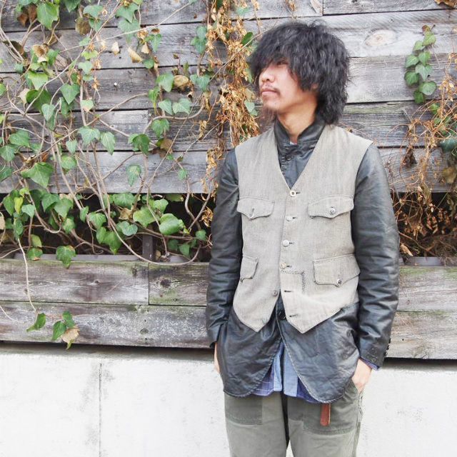 1930's フランス 2本針シンチバック付き動物ボタンブラック