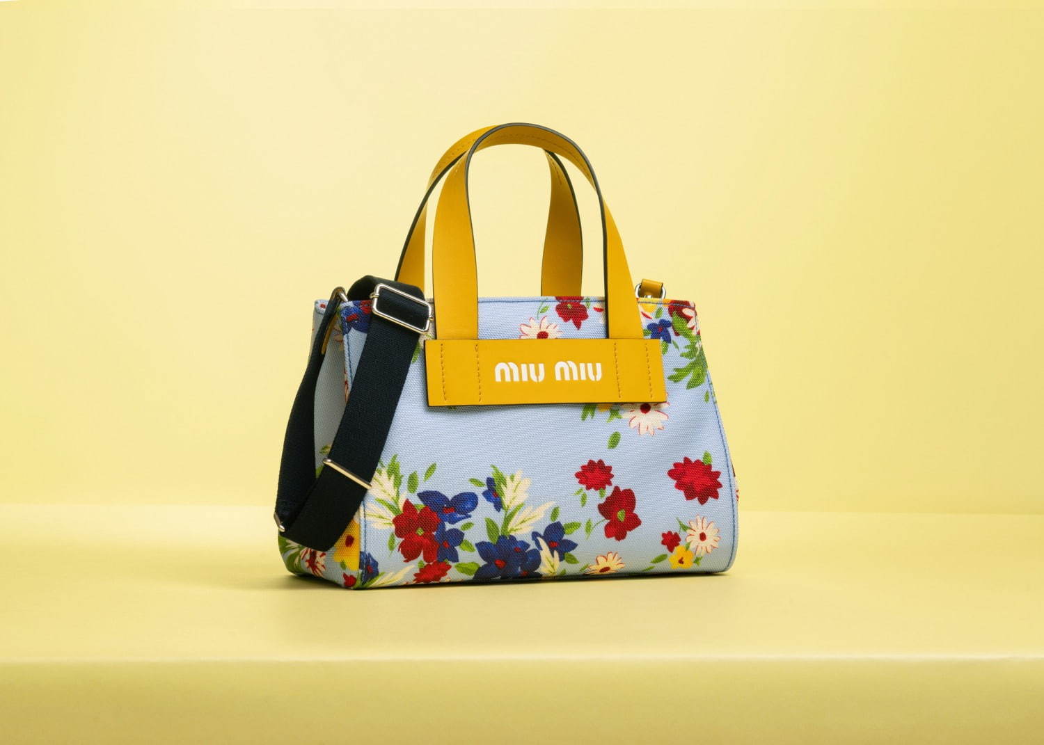 ミュウミュウの新作バッグが日本限定で、カラフルなフラワーブーケ＆新
