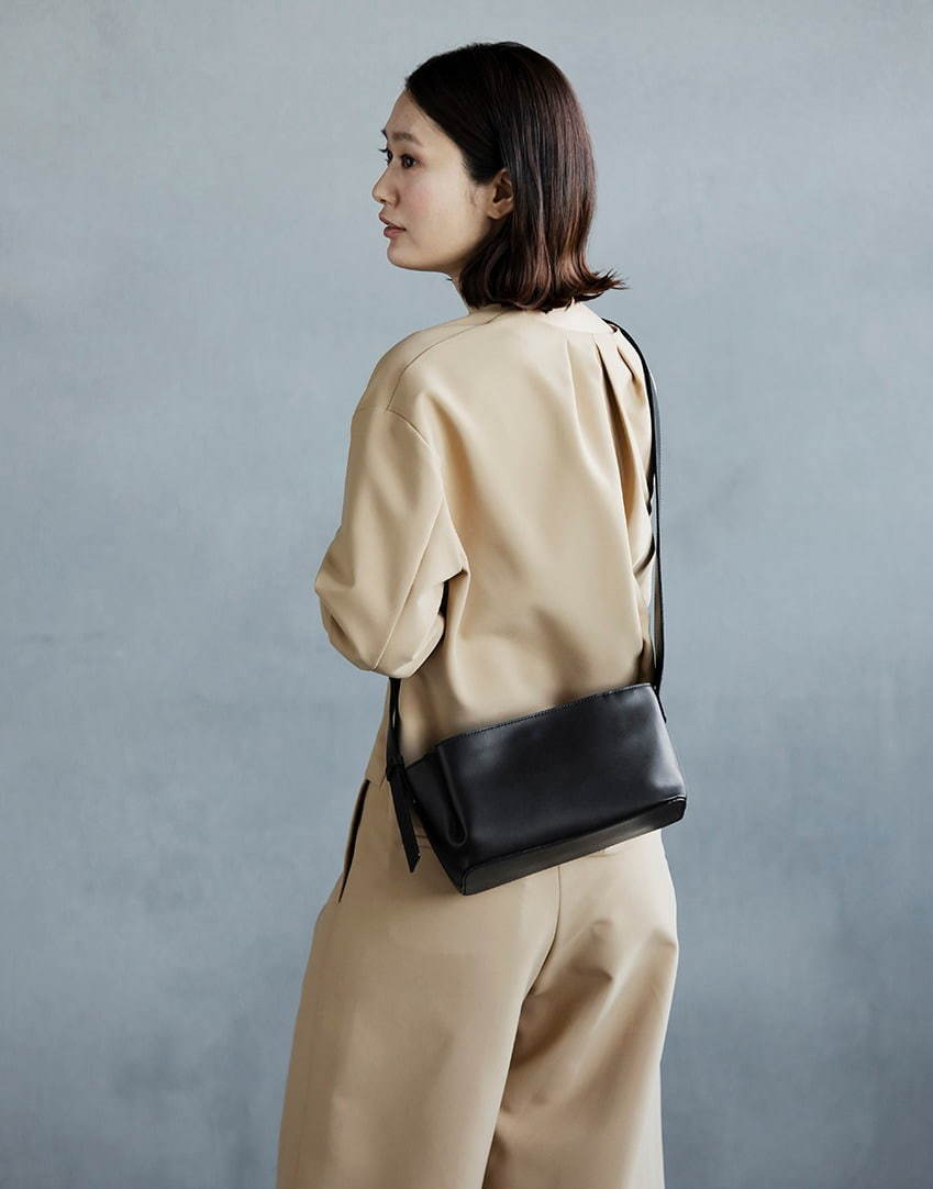 土屋鞄製造所の新作「ナミ(Nami)」革を折り重ねた“タックポケット”付き