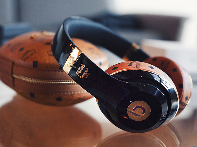 MCMがビーツ・バイ・ドクタードレとコラボ、”Visetos”柄のリュクスな