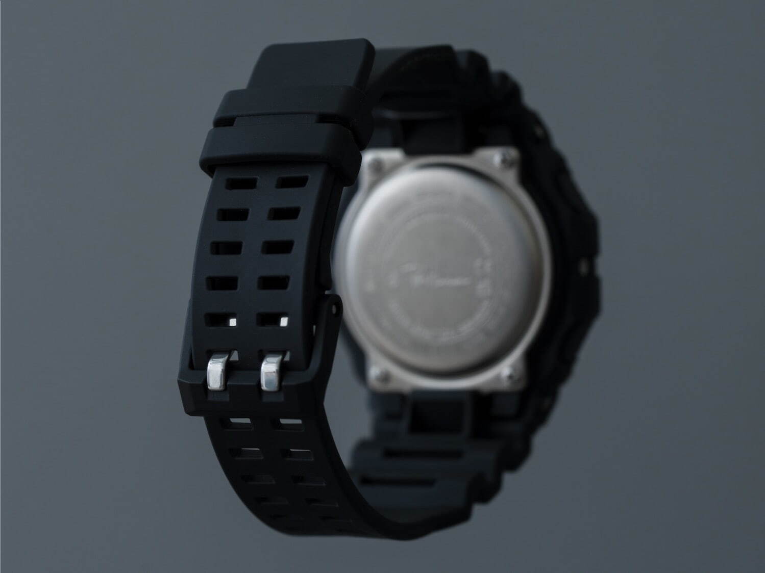 G-SHOCKのロンハーマン限定腕時計「GBX-100」、ブラック×ホワイトの