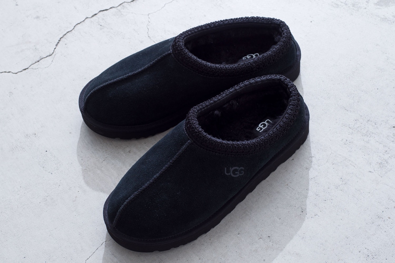 UGGのスリッポンシューズ「タスマン」“オールブラック”の限定カラー