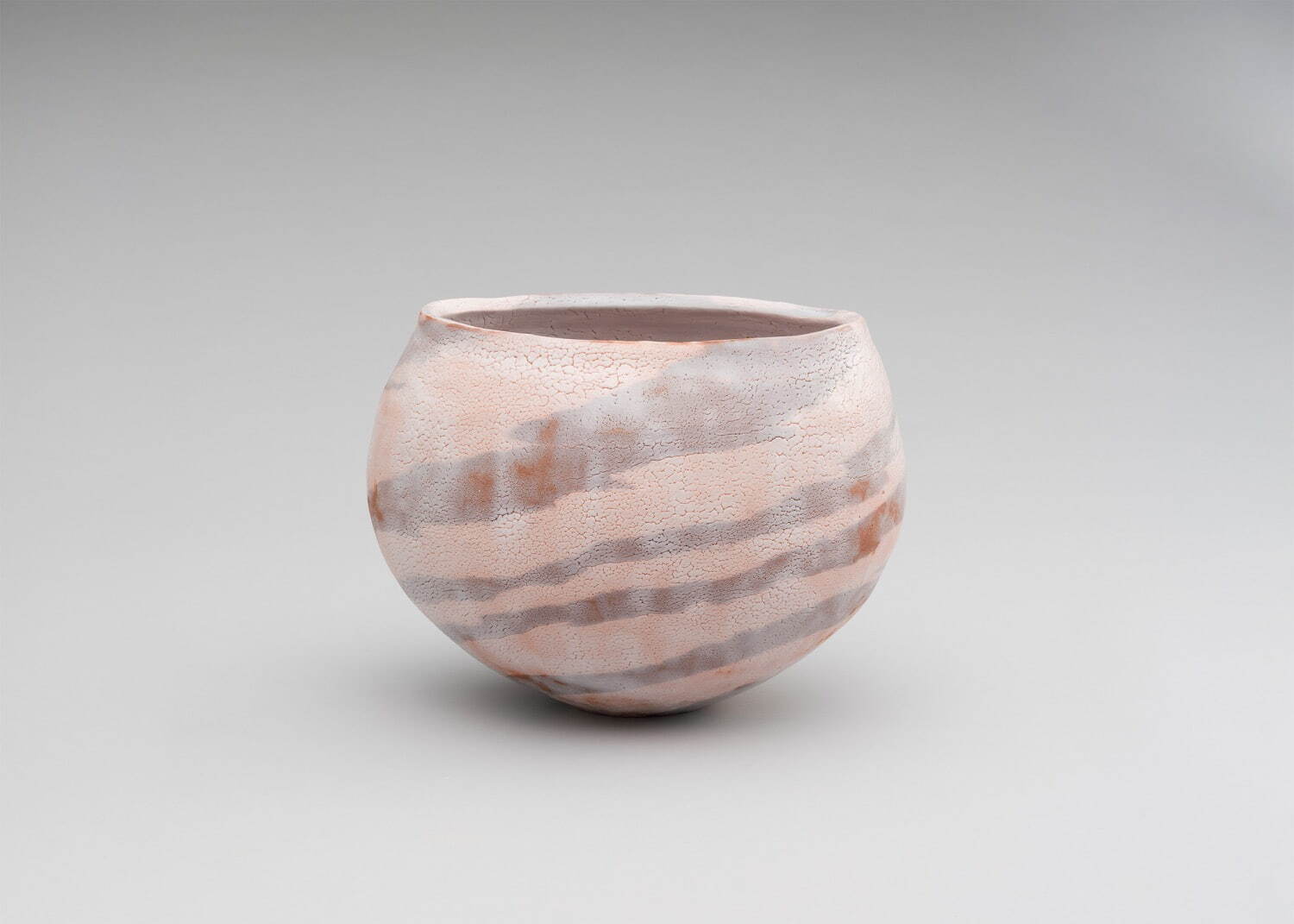 人間国宝の陶芸家・加藤孝造の展覧会、岐阜県現代陶芸美術館で - “漆黒