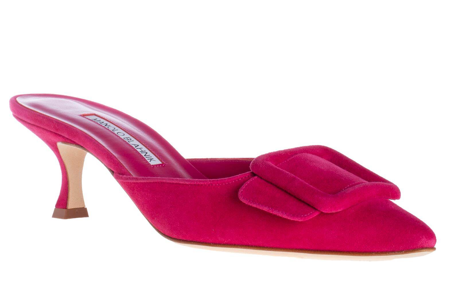 マノロ ブラニク“大胆スクエアバックル”のフラットシューズ、鮮やか