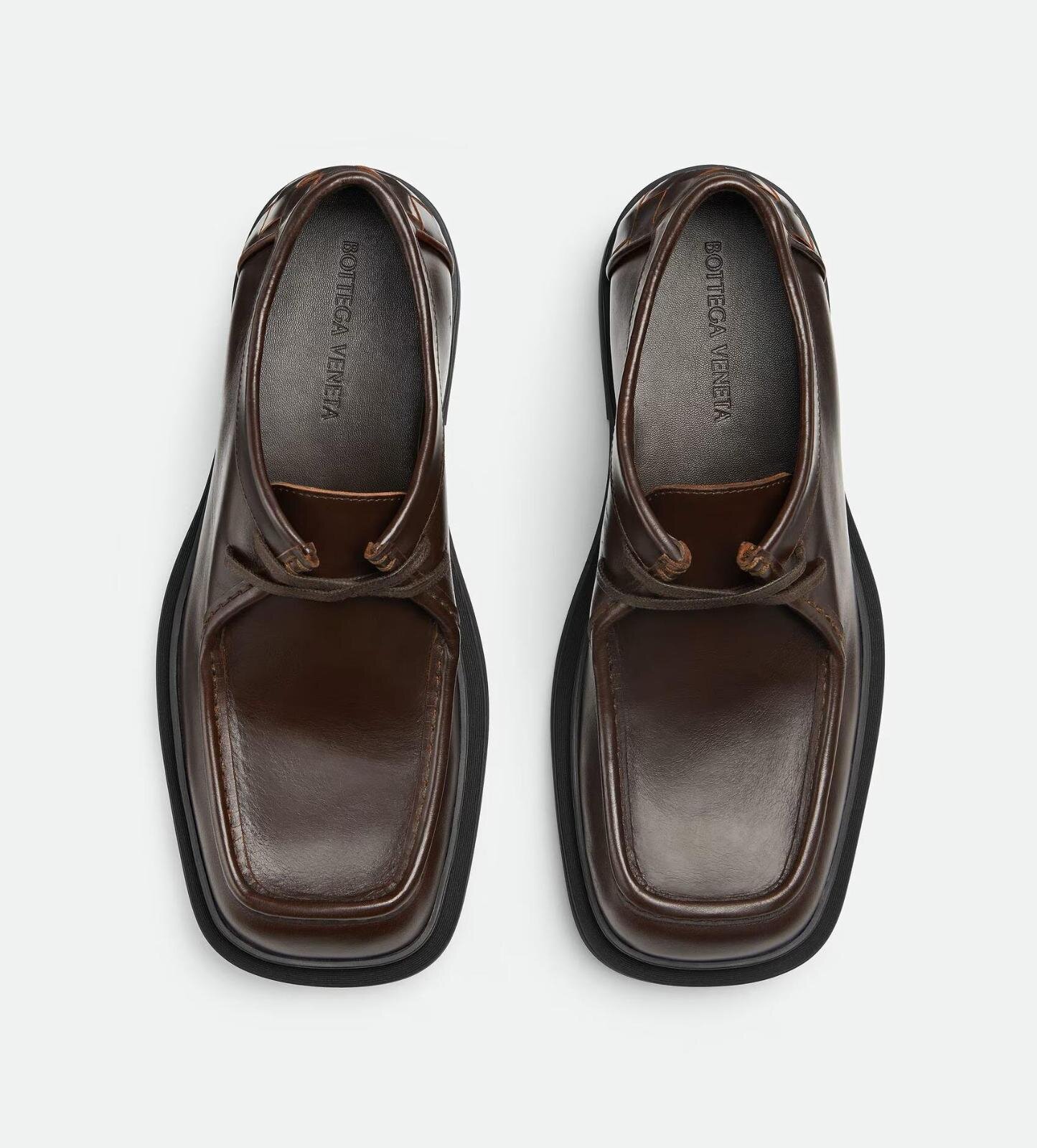 ボッテガ・ヴェネタ“踵イントレチャート”のレザーダービーシューズ