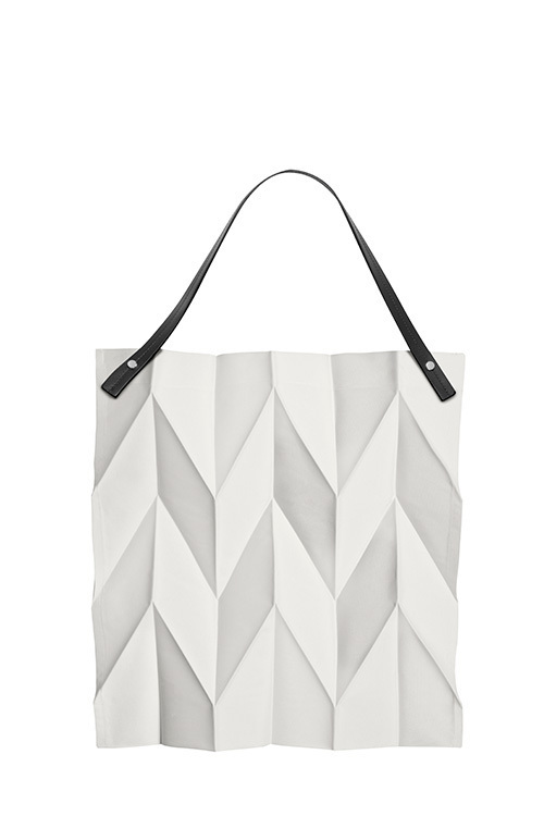 イッタラ X イッセイ ミヤケ」のトートバッグに新サイズ - 独特な折り