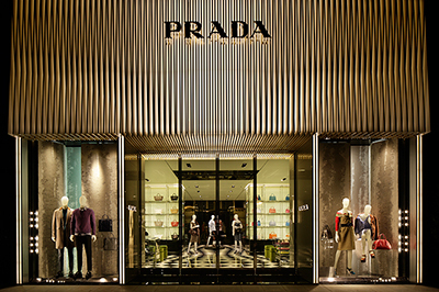 プラダが心斎橋・御堂筋に大型旗艦店をオープン ‐ 限定色の