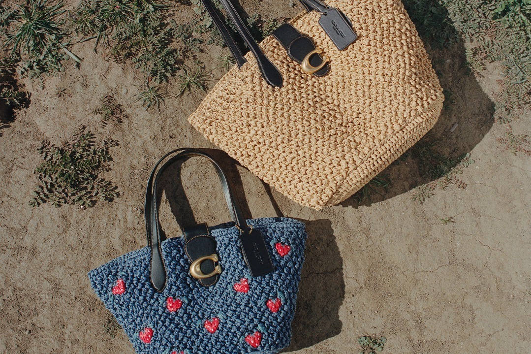 コーチの新作カゴバッグ、苺の刺繍を施したシャンブレートートや