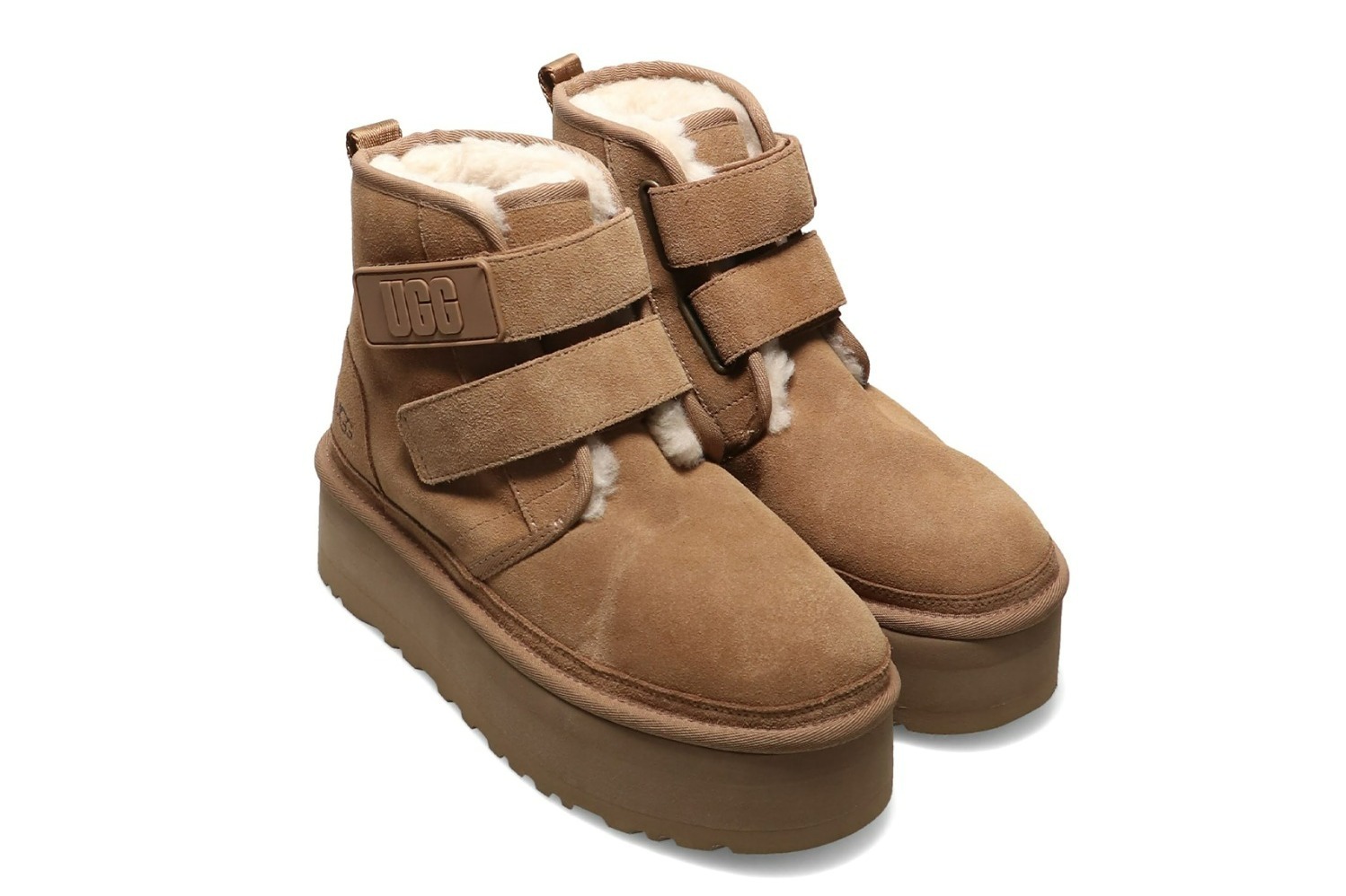 UGG新作“厚底”ムートンブーツ「ニューメル プラットフォーム」2本の