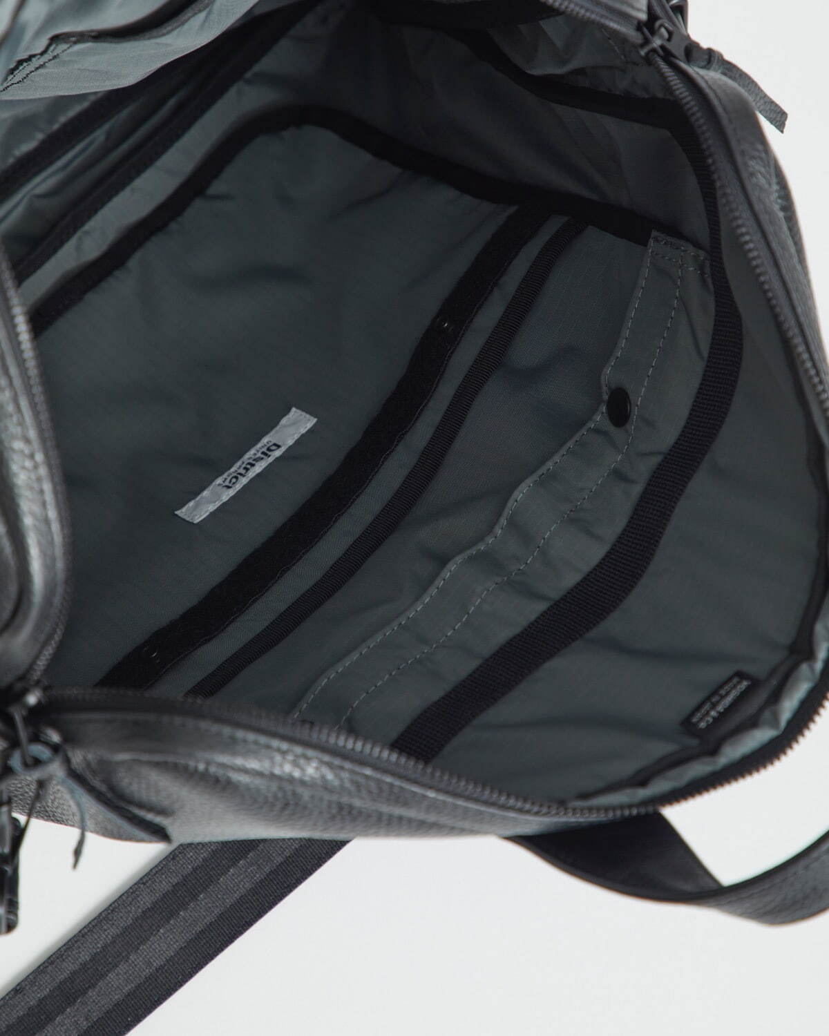 ポーターのヘルメットバッグがシボ革仕様に、ディストリクト