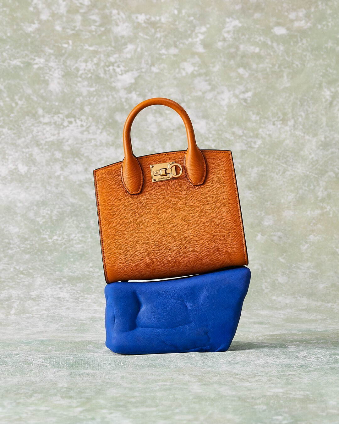 サルヴァトーレ フェラガモ新作バッグ、チェーンを飾った“半月型