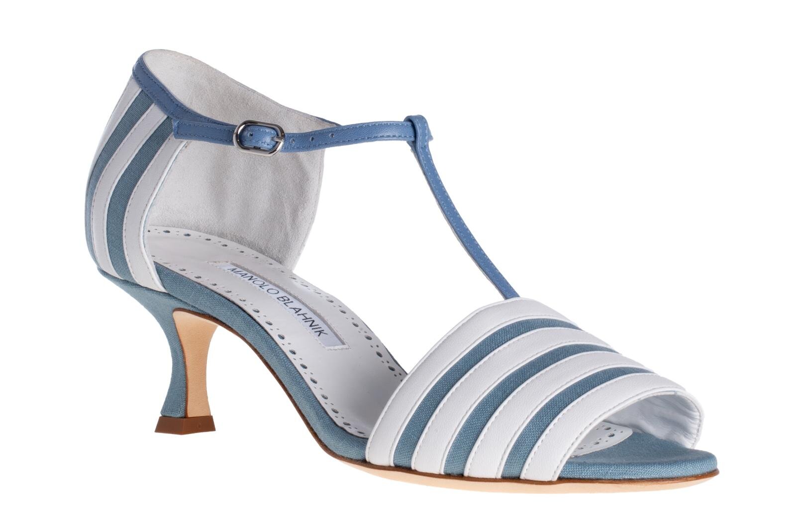 マノロ ブラニク“50年代パリ着想”のレトロシューズ、リボンサンダル