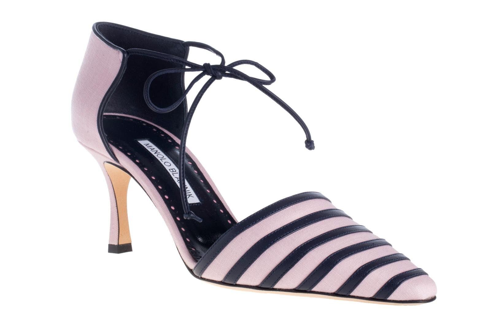 マノロ ブラニク“50年代パリ着想”のレトロシューズ、リボンサンダル