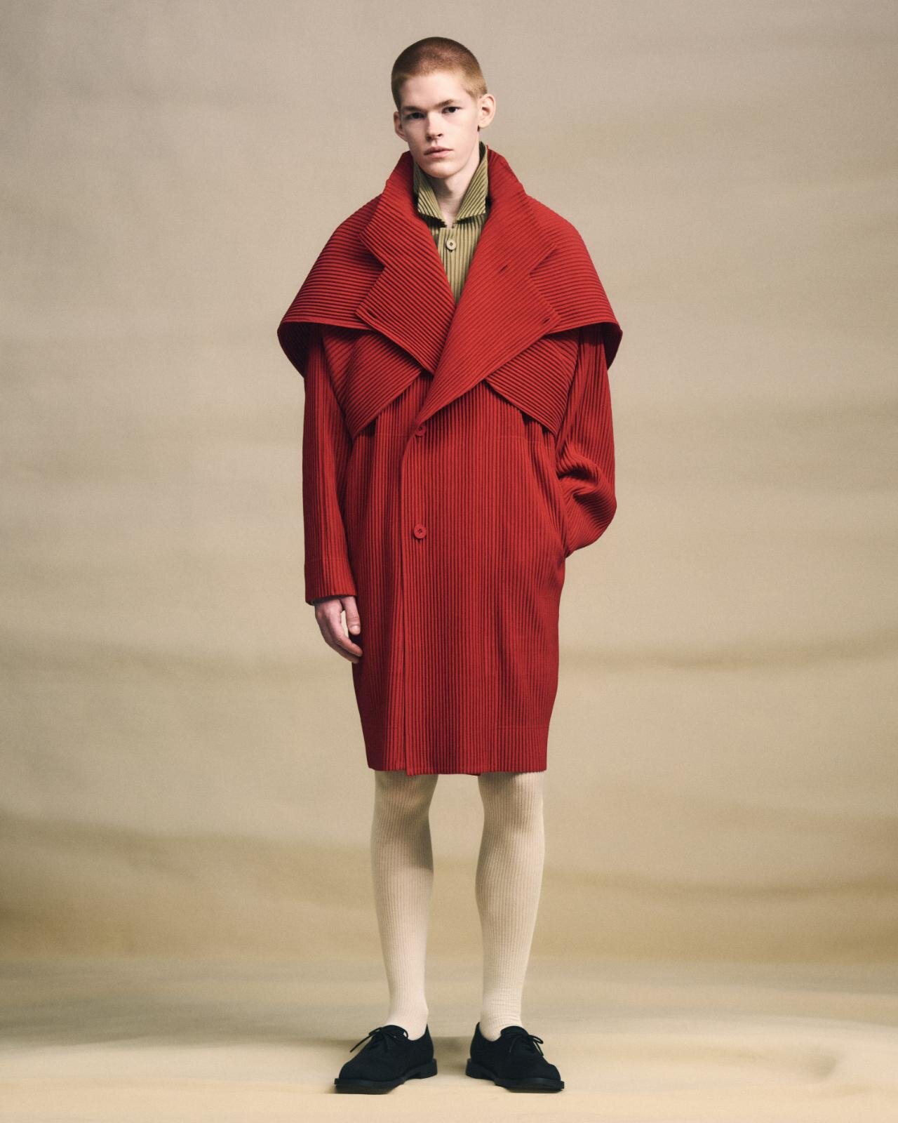 オム プリッセ イッセイ ミヤケ“イタリアのトマト”色プリーツコート