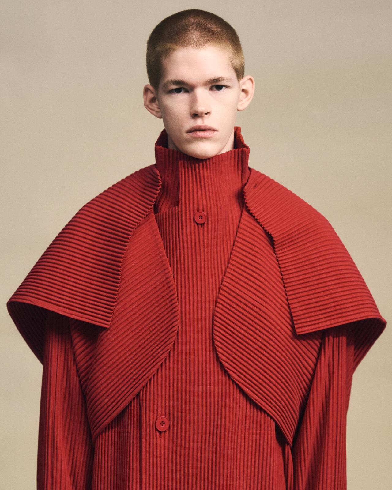 オム プリッセ イッセイ ミヤケ“イタリアのトマト”色プリーツコート