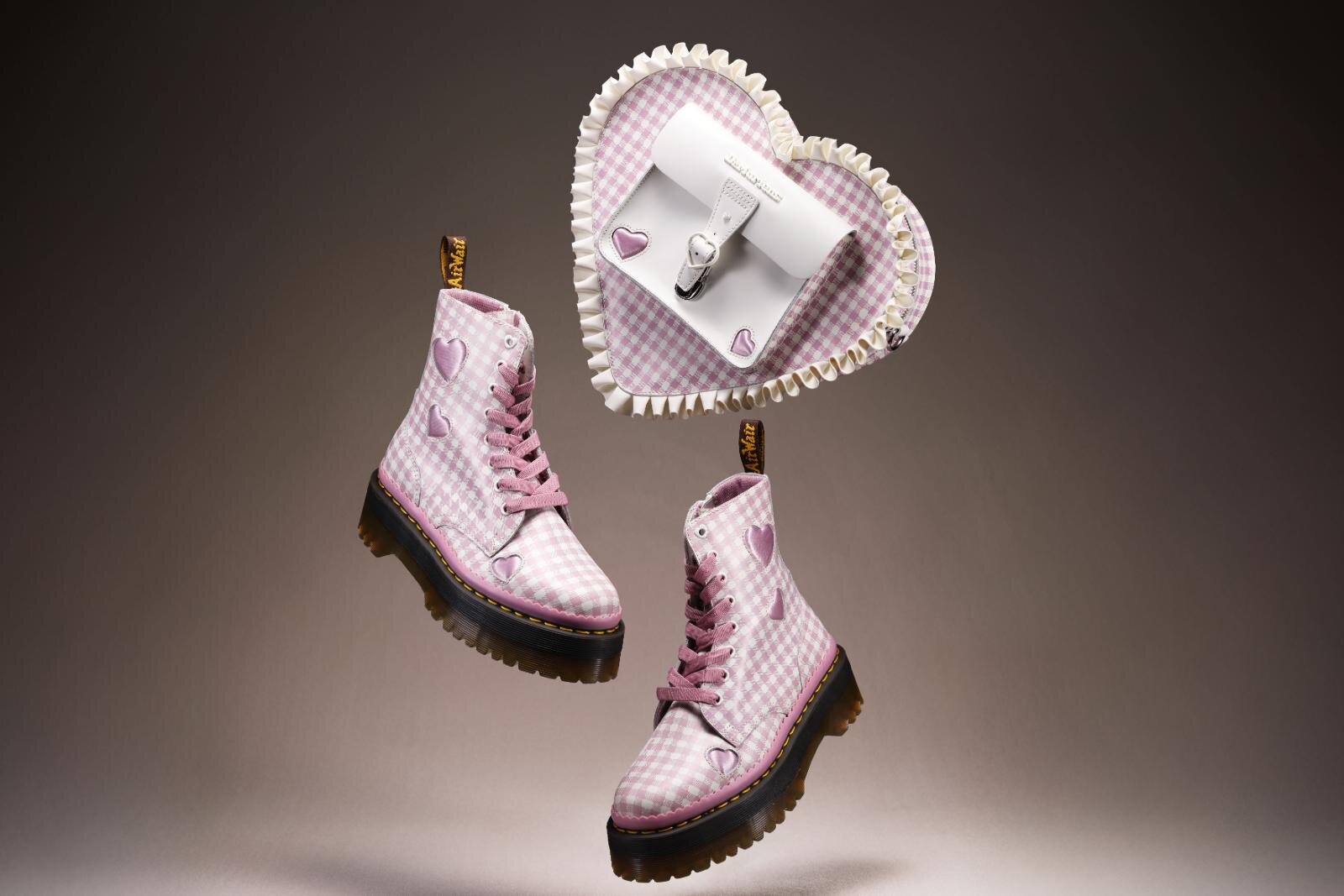 リミ フゥからドクターマーチンをカスタムした限定ボタンブーツが登場