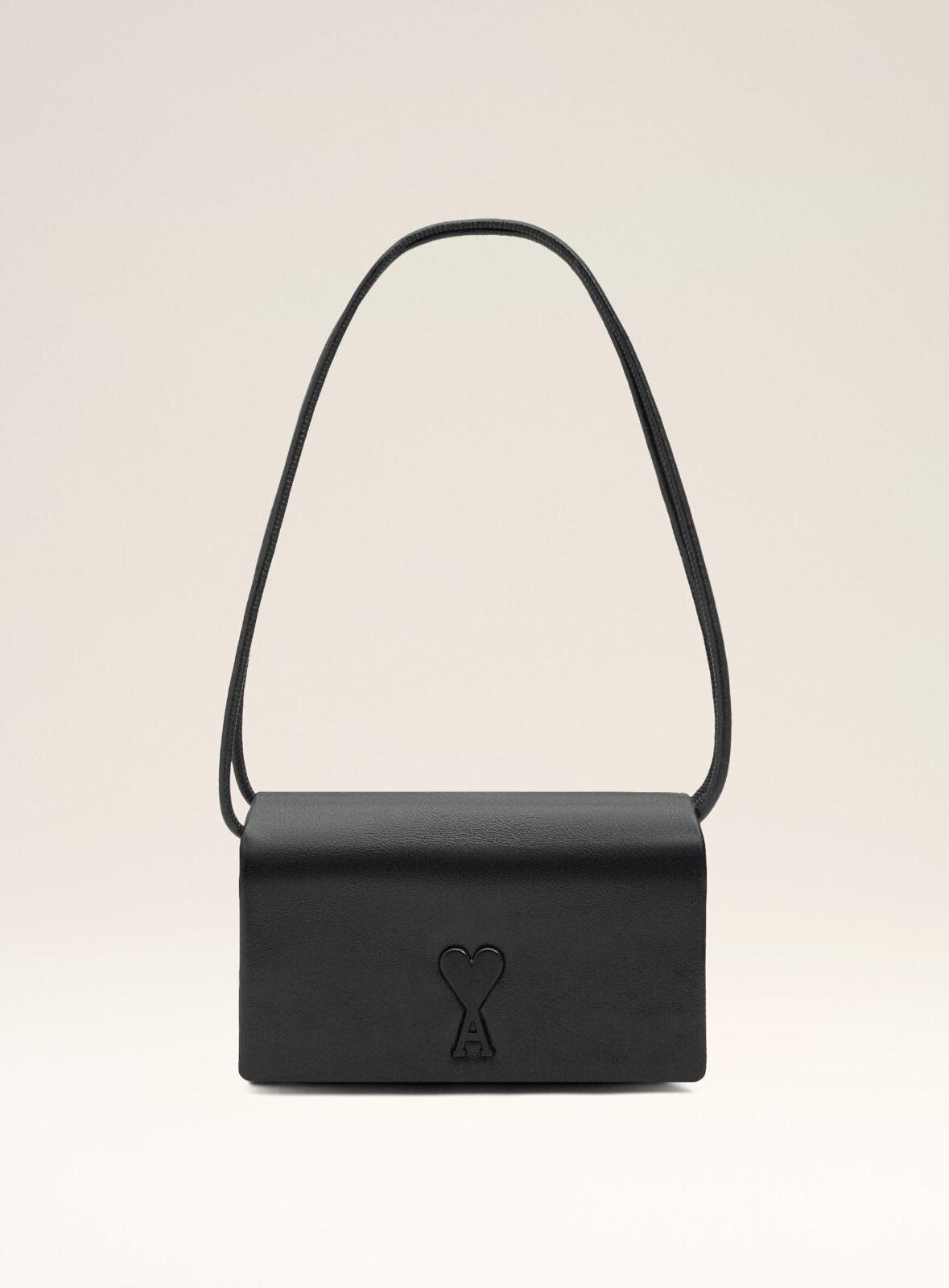 写真12/29｜アミ パリス“ハートロゴ”のふんわりレザーバッグ＆財布が