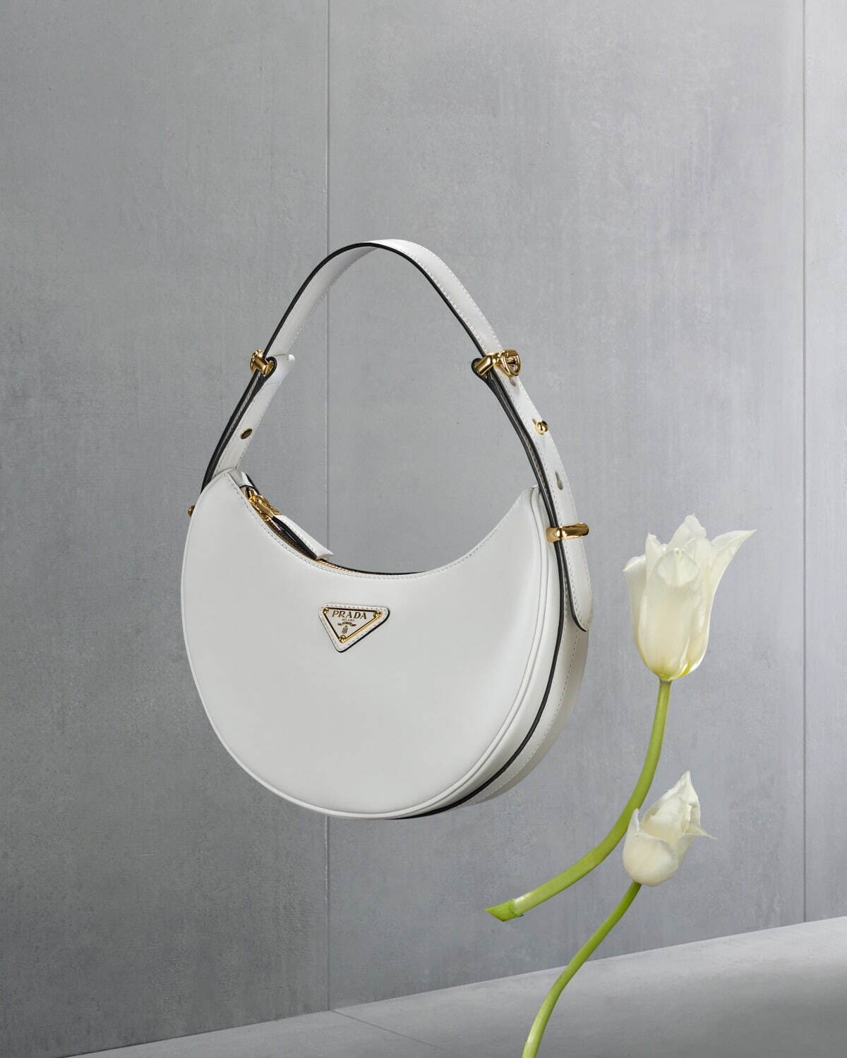 プラダ新“曲線”バッグ「プラダ アーケ」ショルダーからハンドバッグ