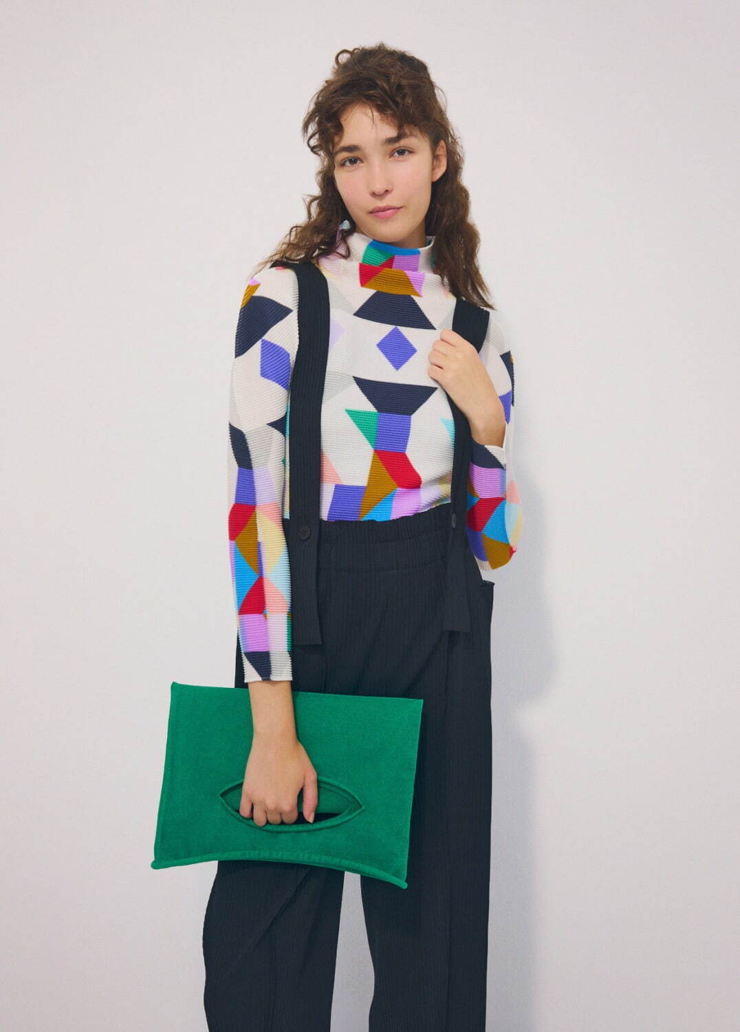 ミー イッセイ ミヤケ24年春夏ウェア、“まるでパズル”のカラフルトップ