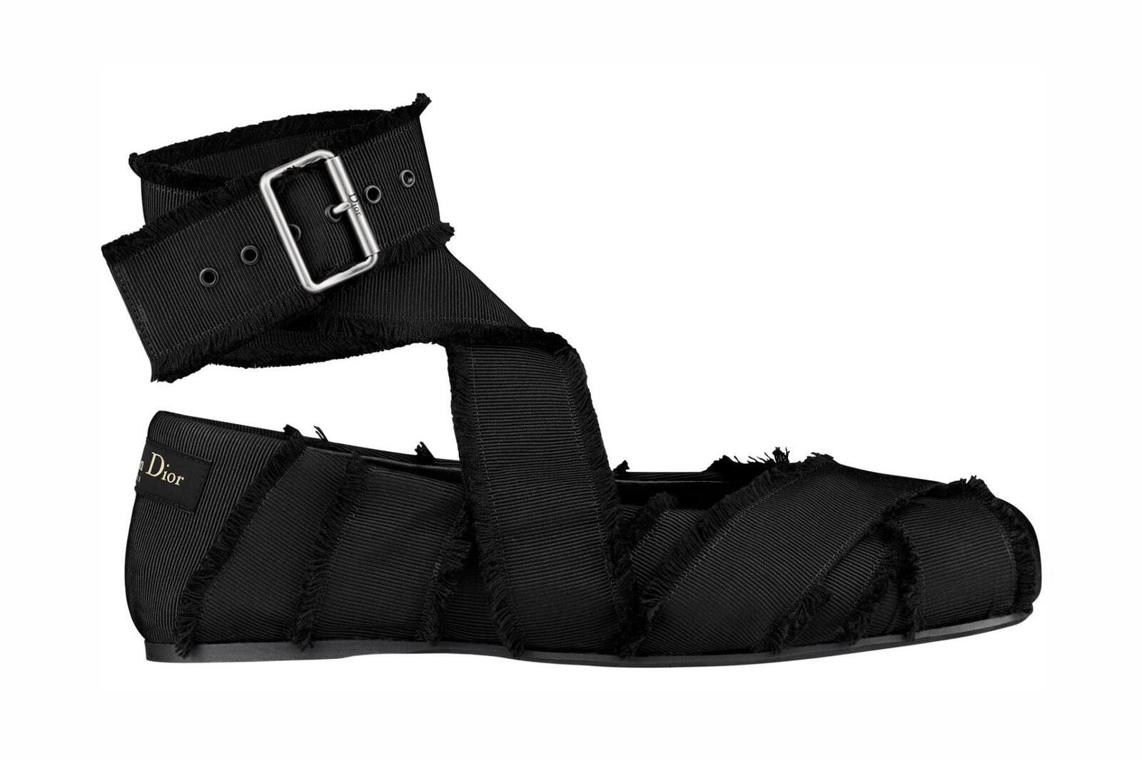 ディオール24年春夏バレエシューズ、幅広フリンジリボン＆パール付き