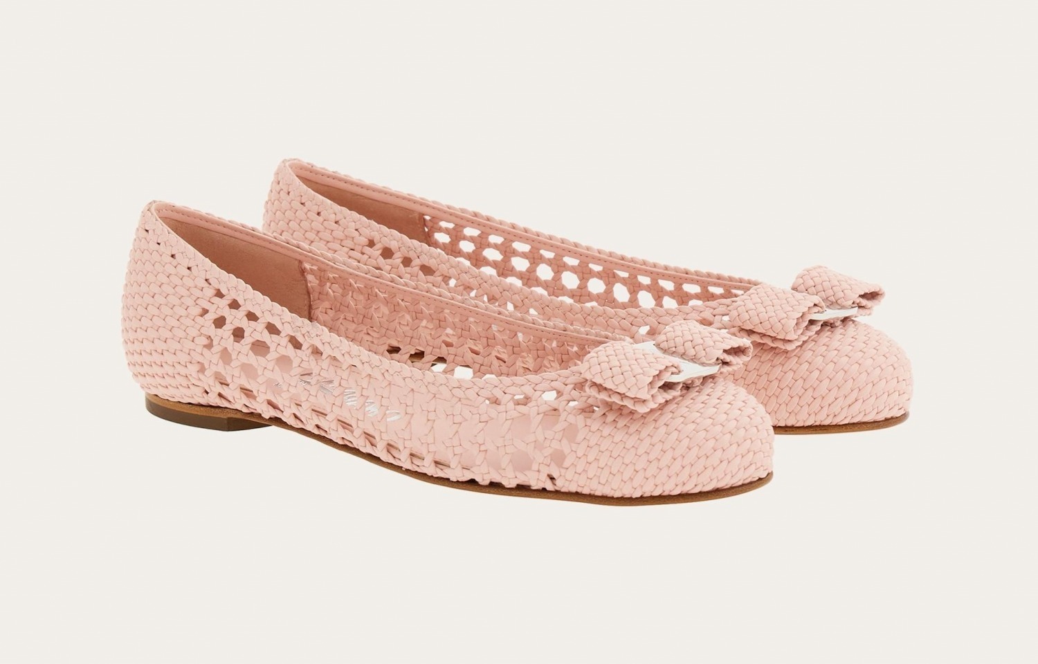 フェラガモのシューズ「ヴァラ」「ヴァリナ」に“編み上げレザー×リボン