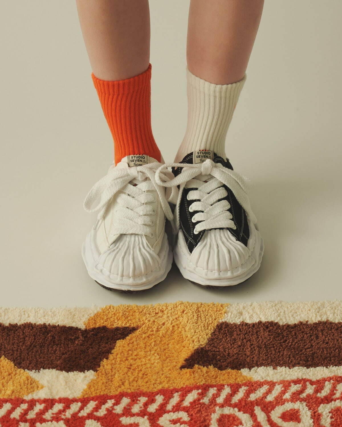 スタジオ セブン×メゾン ミハラヤスヒロのスニーカー「ブレイキー