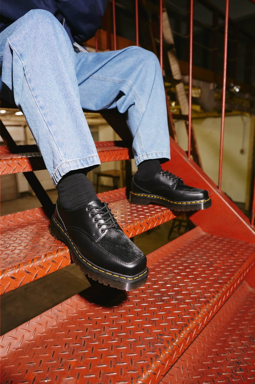 ドクターマーチンの23年秋冬新作、スクエアトゥのブーツ＆防水ゴム引き