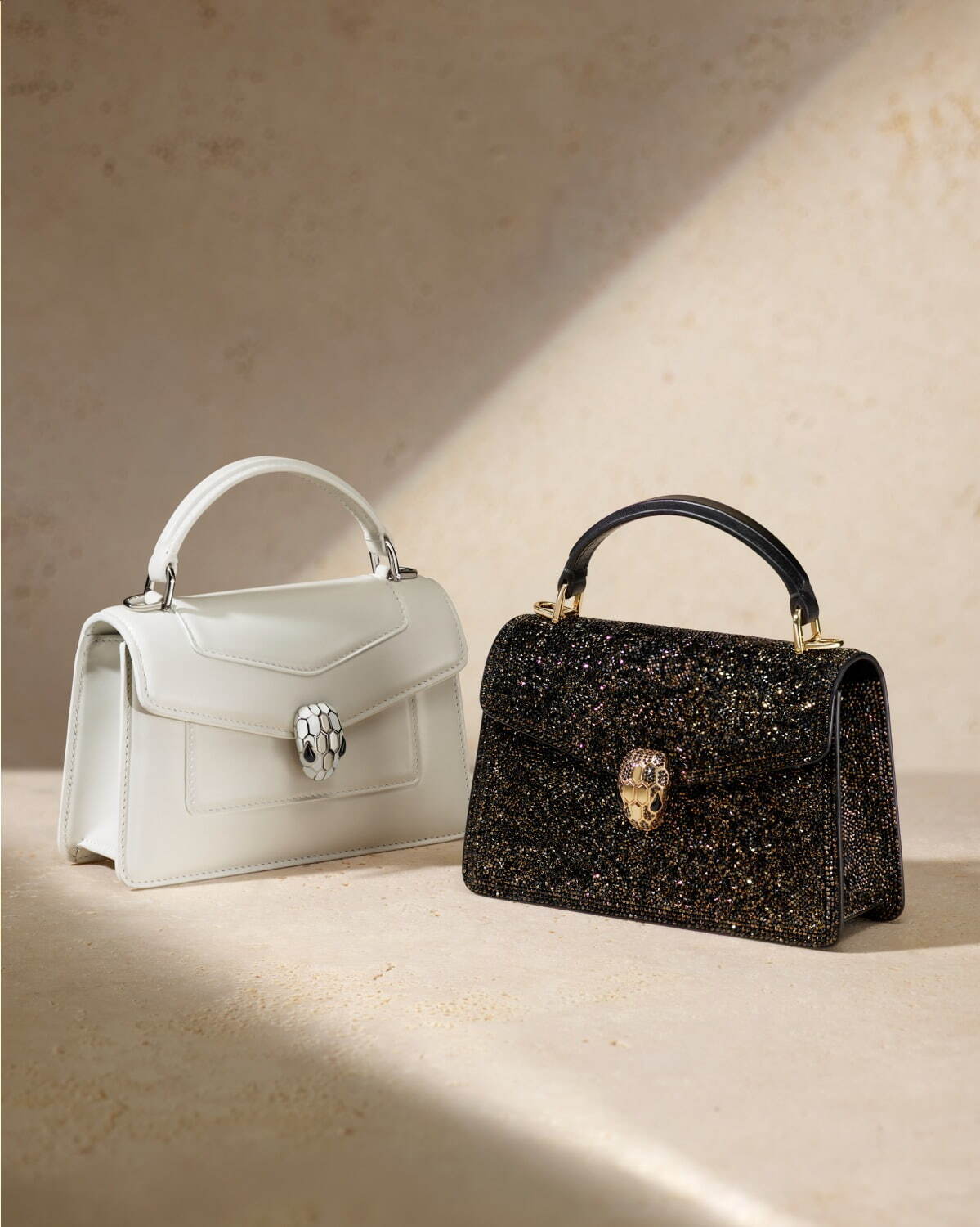 ブルガリ「セルペンティ」バッグ新作、蛇モチーフ×ゴールドレザーや