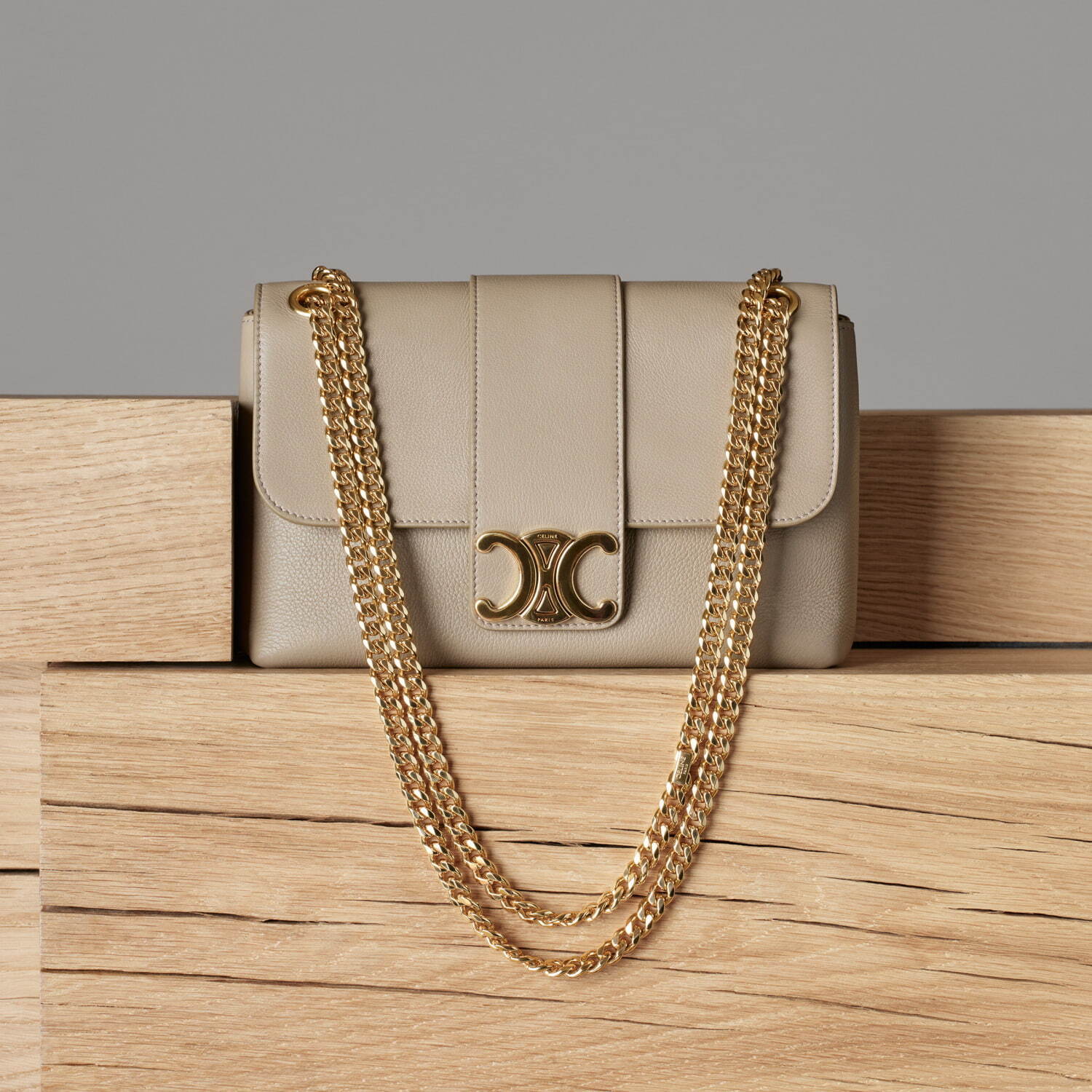 セリーヌ新作バッグ「ヴィクトワール」銀色に輝くトリオンフ モチーフ