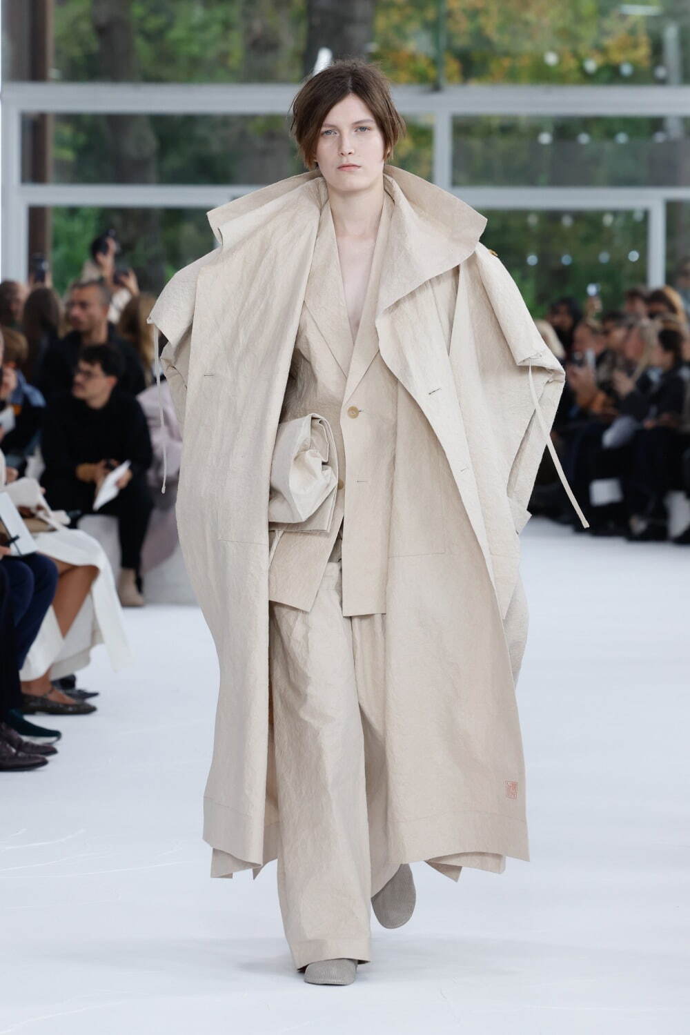 イッセイ ミヤケ 2025年春夏コレクション - 紙に触れる、質感と感覚の