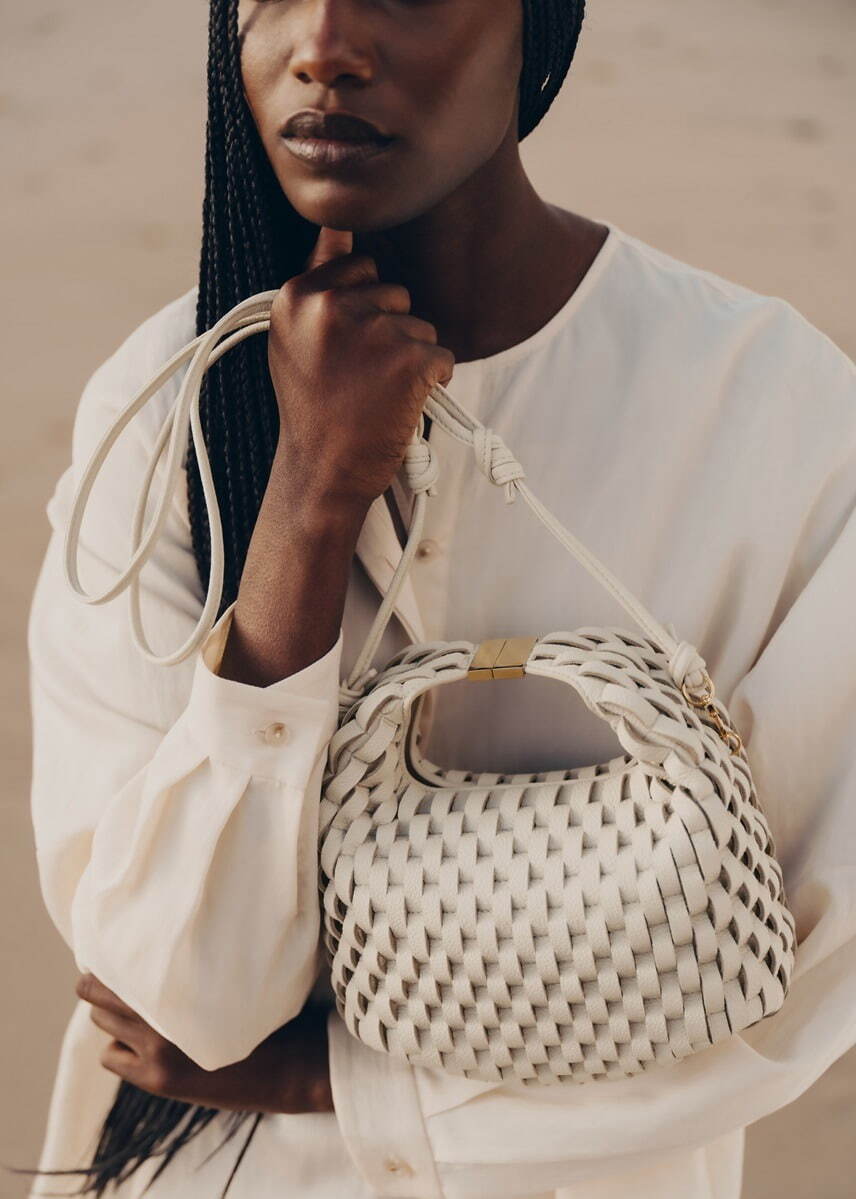 ポレーヌ“波打つレザー”の24年秋冬バッグ、ハーフムーン型「ヌメロ