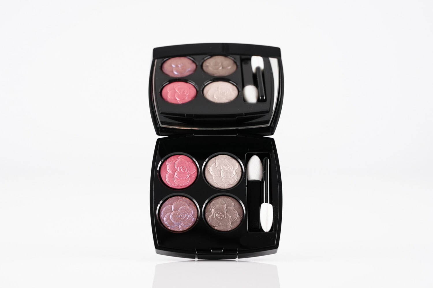 シャネル2025年春コスメ「カメリア」モチーフの4色アイシャドウ