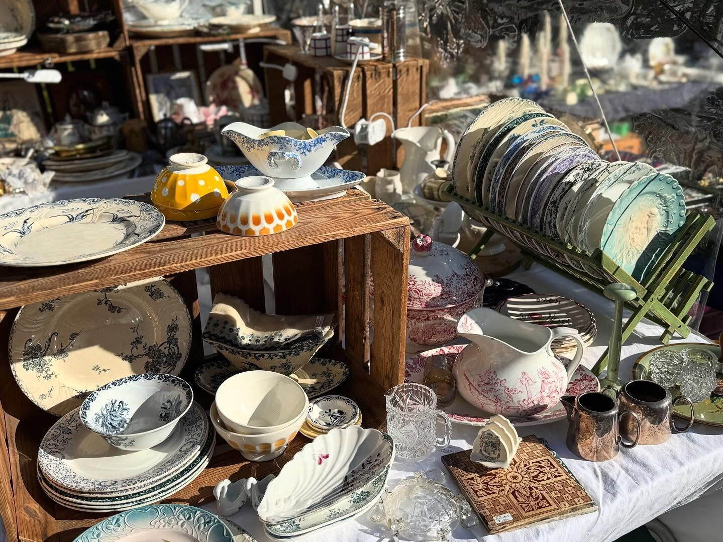 蚤の市「渋谷蚤の市」東京・渋谷ガーデンタワー屋外広場にヴィンテージ