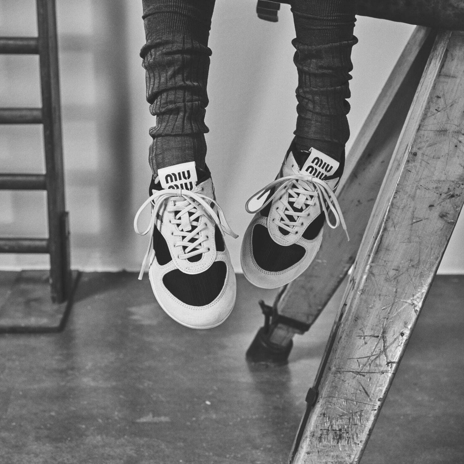 ミュウミュウ、パイピングバッグ「ボー」や“まるでスニーカー”なロング