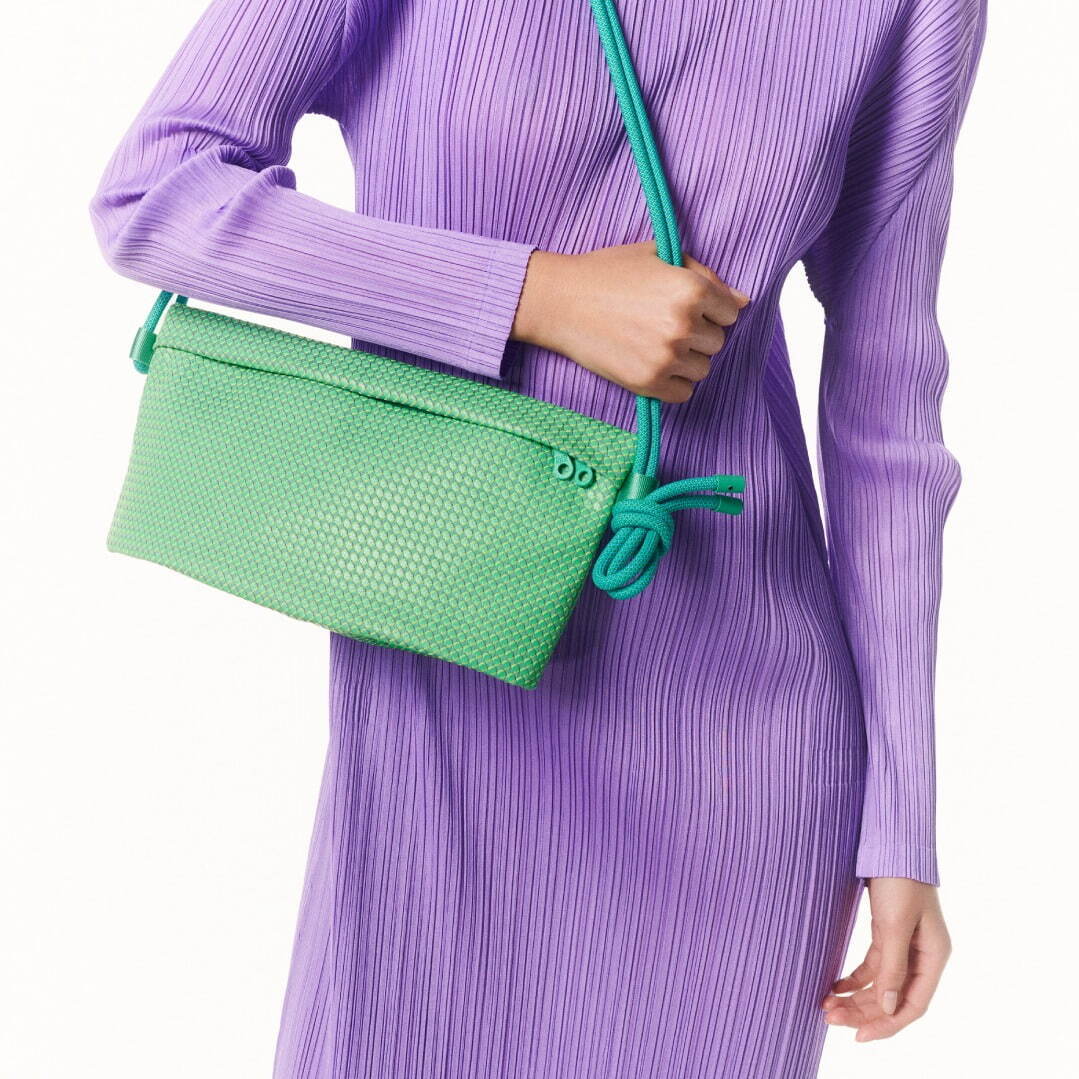 プリーツ プリーズ イッセイ ミヤケ、“宇宙”着想総柄ワンピースや“異