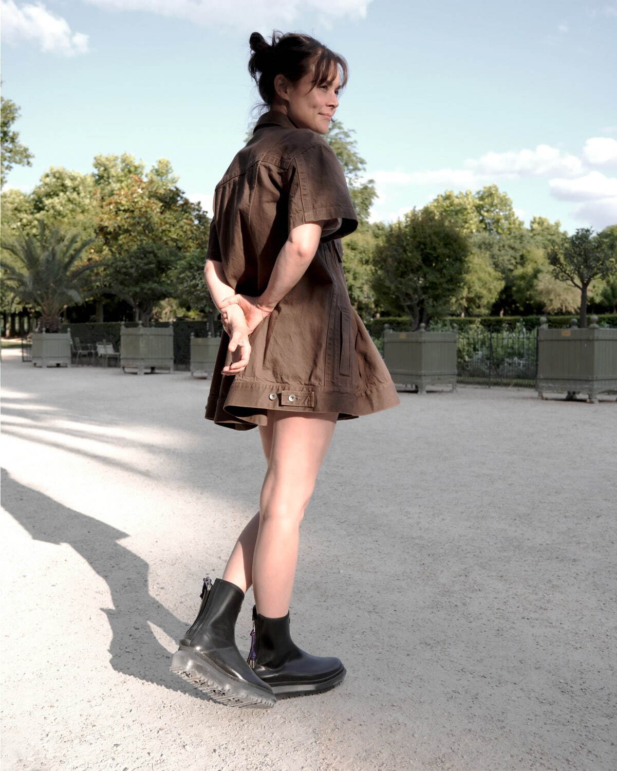 写真6/7｜sacai新ユニセックスブーツ、シンプルなロゴ入り防水ラバー