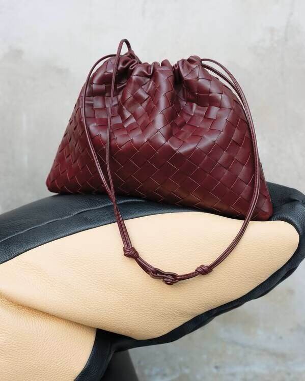 ボッテガ・ヴェネタの巾着型「ダストバッグ」ころんと小さめ新サイズ