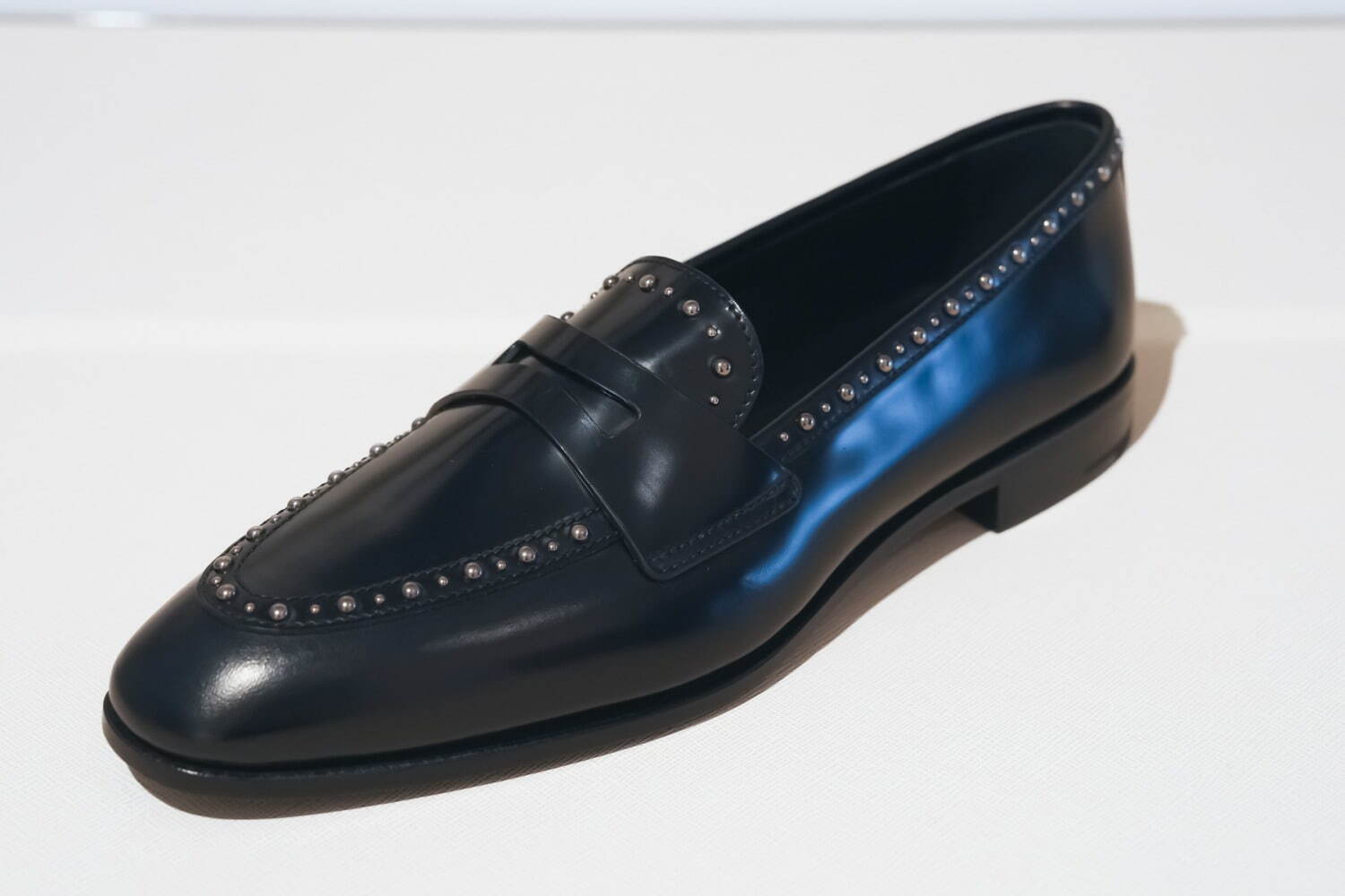 チャーチ“スタッズ装飾”のウィメンズ革靴、洗練シルエットのローファー
