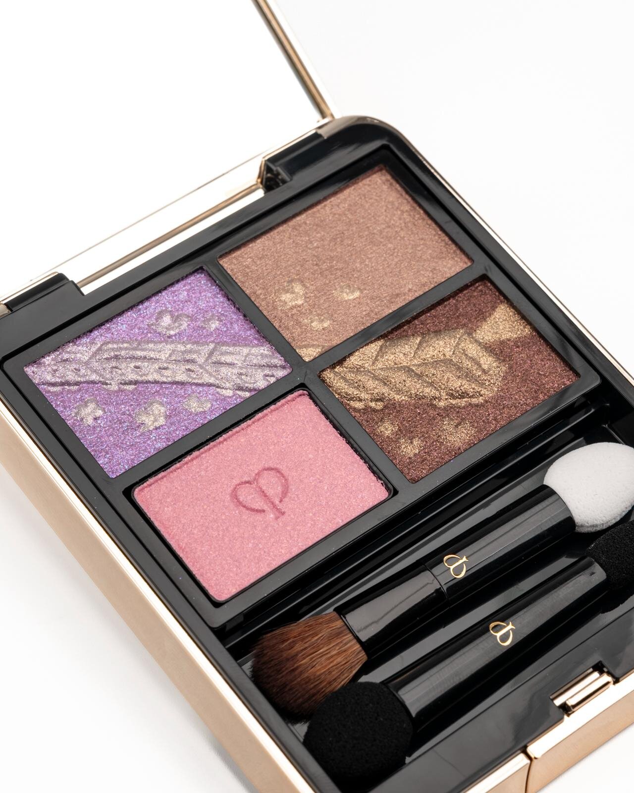 クレ・ド・ポー ボーテ25年クリスマスコスメ第1弾、“花や動物”描いた