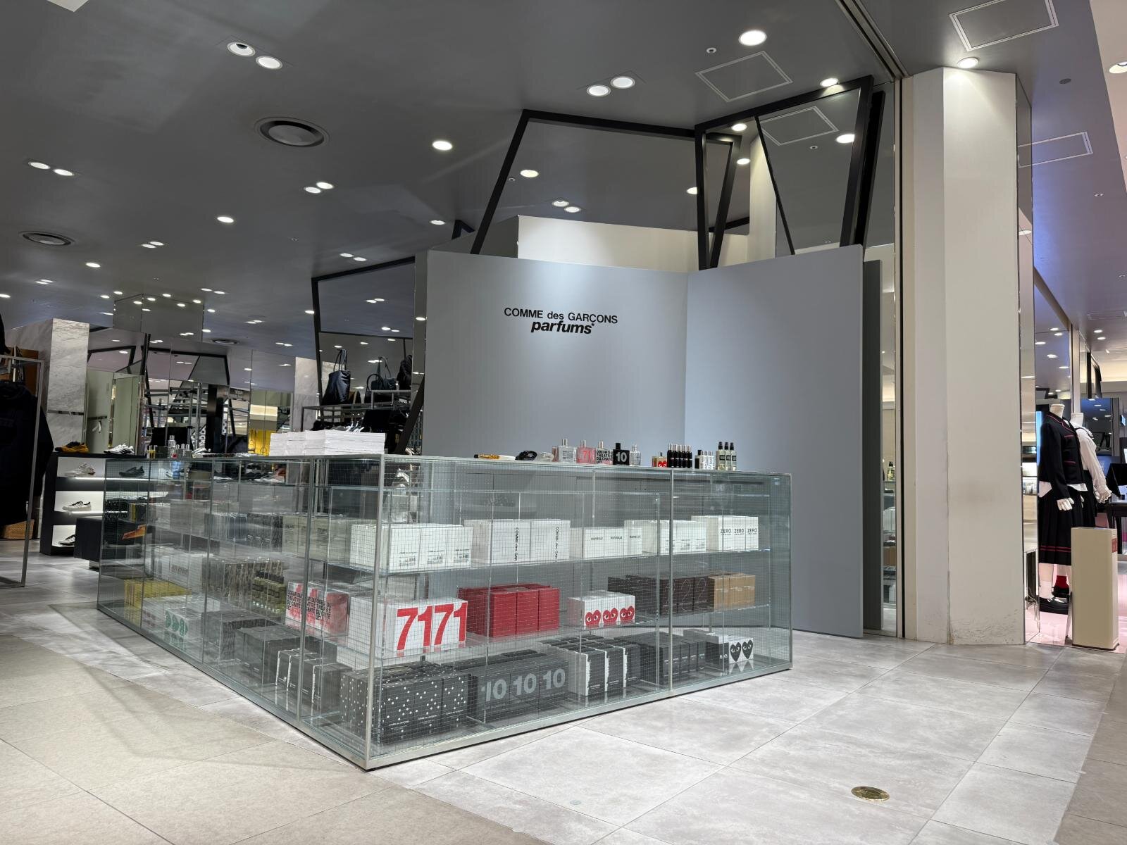 コム デ ギャルソン・パルファム“フルラインナップ”揃う初の単独店が