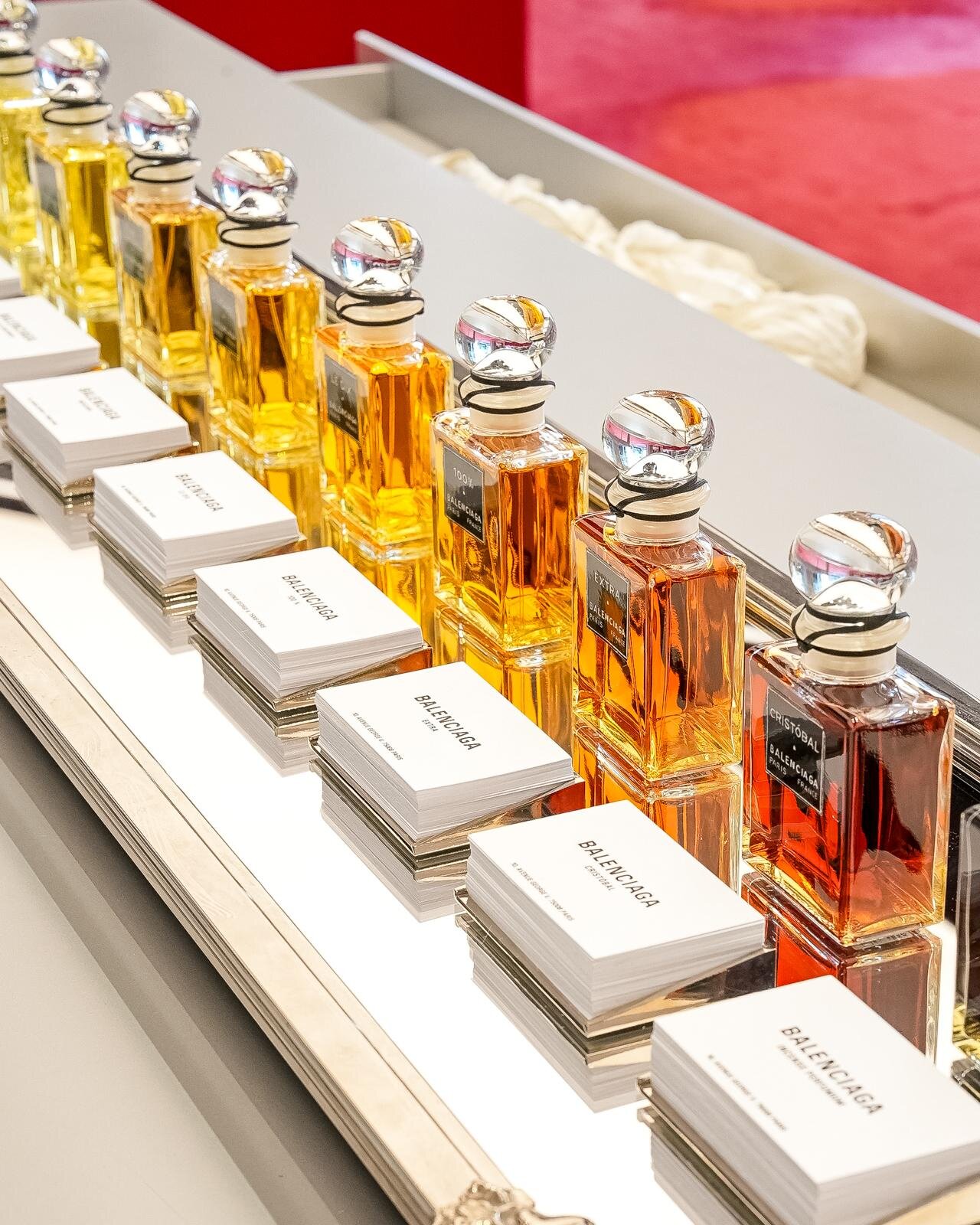 バレンシアガ10種のフレグランスコレクションを発表、メゾン初の香水を