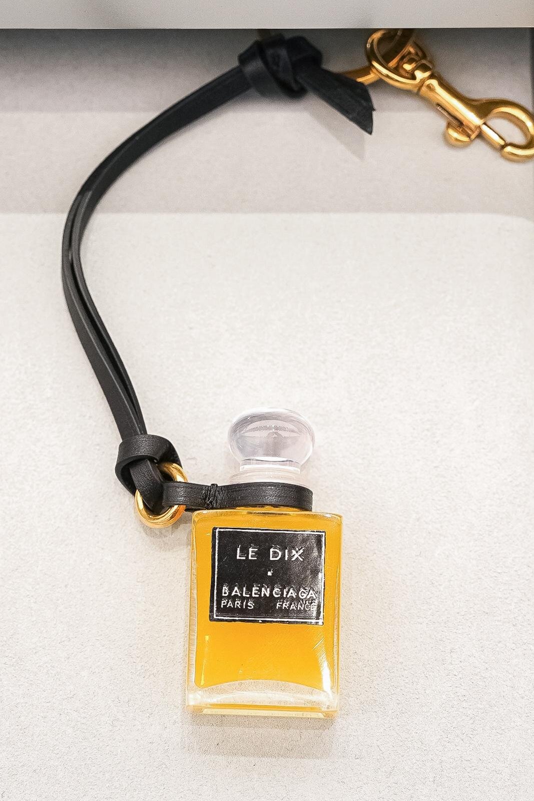 バレンシアガ10種のフレグランスコレクションを発表、メゾン初の香水を