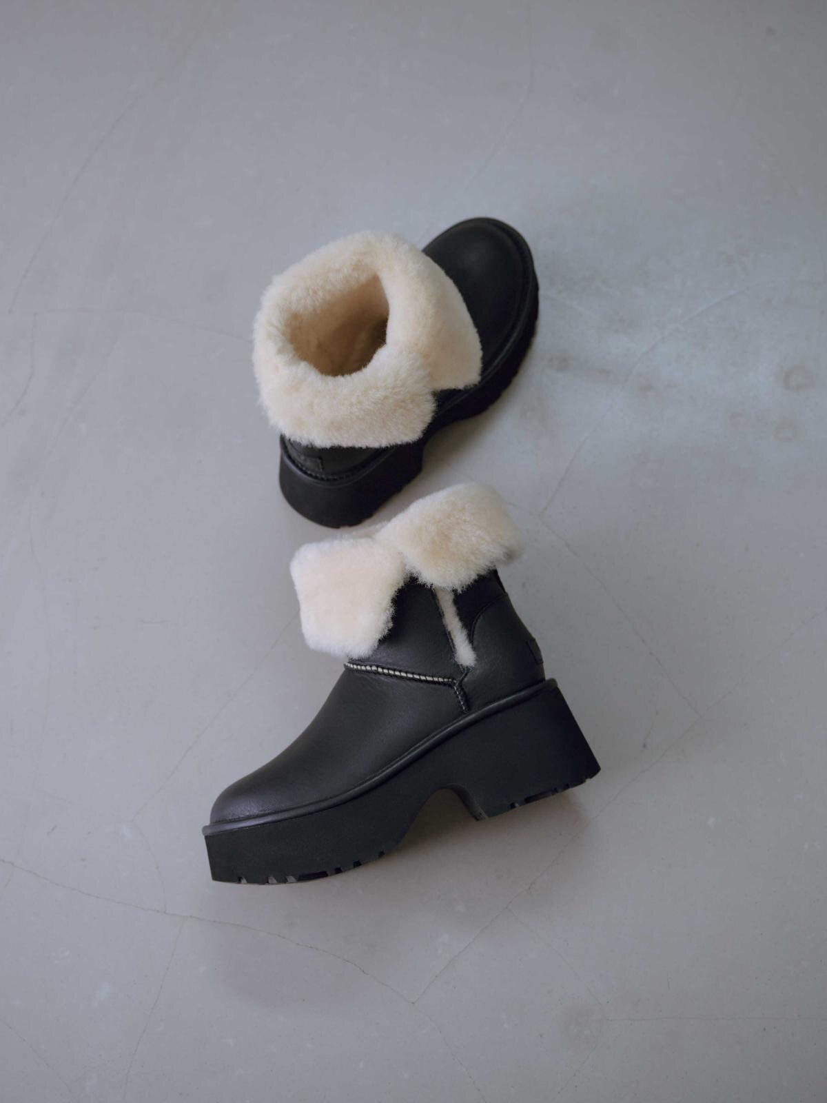 UGGのフレイ アイディー限定厚底シープスキンブーツ、“折り返せる”ボア